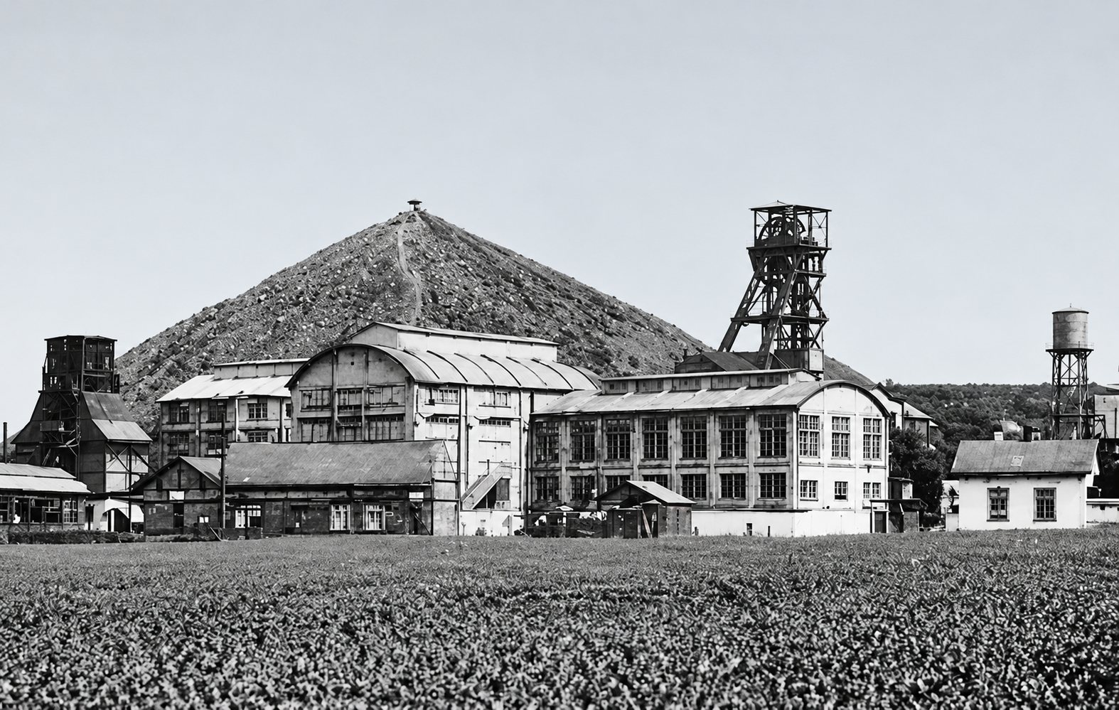 Ancien site minier avec chevalement et terril