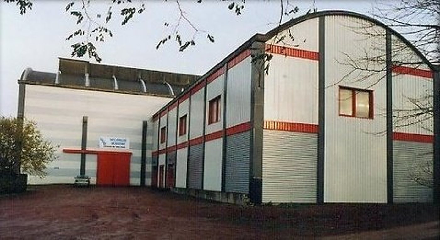 Bâtiment de La Mécanique Moderne de Douai, bardage gris et rouge