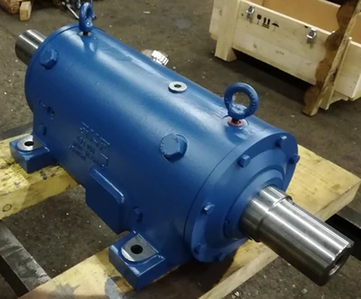 Gros moteur industriel bleu posé sur une palette en bois
