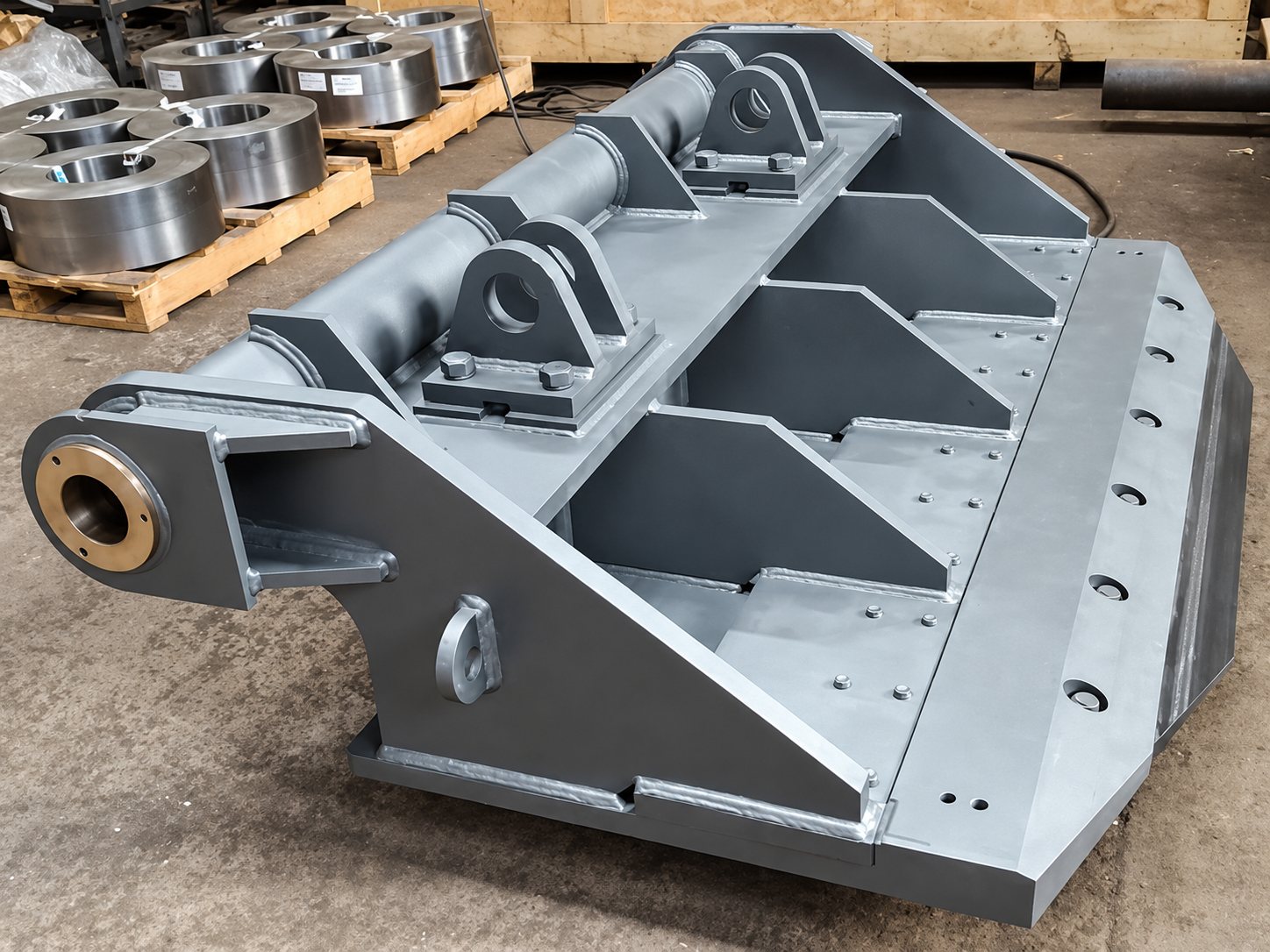 Grande pièce de structure métallique usinée posée dans un atelier industriel