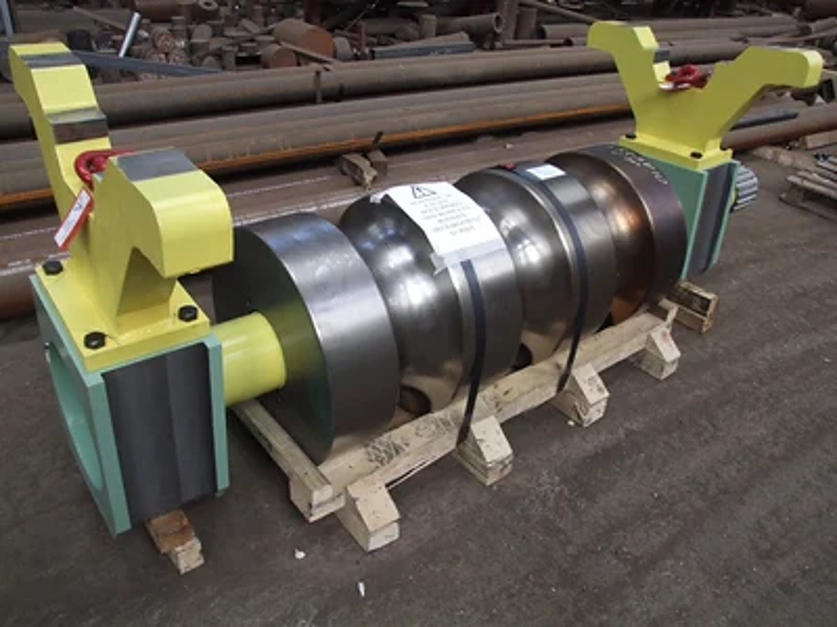 Rouleau industriel en acier sur palette de bois dans un atelier